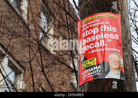 Seattle, Usa. 05th Dez 2021. Ein Wahlkampfschild gegen den Rückruf von Kshama Sawant, das an einem Lichtmast im Viertel Capitol Hill in Seattle zu sehen ist, zeigt das Image und die Unterstützung von US-Senator Bernie Sanders. Sawant, ein Mitglied des Stadtrats von Seattle, steht am Dienstag, dem 7. Dezember, vor einer Rückrufaktion. Anhänger der Rückrufaktion werfen Sawant, einem Mitglied der trotzkistischen Sozialistischen Alternative, unter anderem vor, Stadtressourcen missbraucht zu haben. Kredit: SOPA Images Limited/Alamy Live Nachrichten Stockfoto