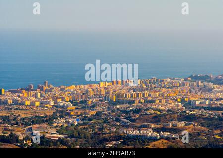 Stadt entlang der Küstenlinie von Mijas, Mijas, Provinz Málaga, Autonome Gemeinschaft Andalusien, Spanien aus gesehen Stockfoto