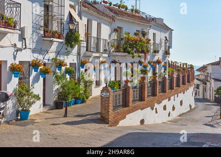 Weiße Häuser mit Blumentöpfen, Mijas, Provinz Málaga, Autonome Gemeinschaft Andalusien, Spanien Stockfoto