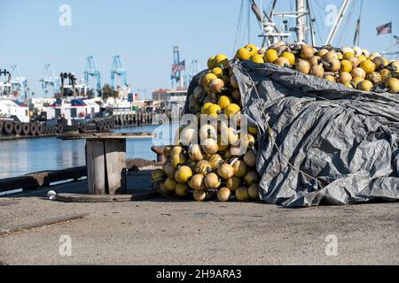 Großes kommerzielles Fischernetz mit Bojen auf einem Dock im Hafen Stockfoto