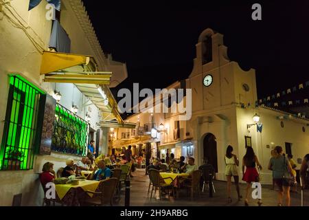 Blick auf die Straße vor der Kirche San Sebastian bei Nacht, Mijas, Provinz Malaga, Autonome Gemeinschaft Andalusien, Spanien Stockfoto