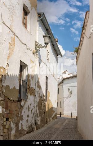 Weiße Häuser und schmale Kopfsteinpflasterstraße, Ronda, Provinz Málaga, Autonome Gemeinschaft Andalusien, Spanien Stockfoto
