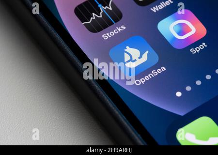 Symbole der OpenSea NFT Marketplace App und der Spot Bitcoin und NFT Wallet App werden am 30. November 2021 auf einem iPhone angezeigt. Stockfoto