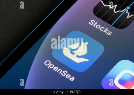 Nahaufnahme des OpenSea NFT Marketplace App-Symbols auf einem iPhone. OpenSea ist ein Peer-to-Peer-Marktplatz für NFTs, seltene digitale Produkte und Krypto-Technologien. Stockfoto