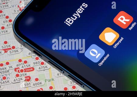 Die Apps von iBuyers für Immobilien - Opendoor, Offerpad und Redfin werden auf einem iPhone über die auf der Zillow-Website aufgeführte Immobilienkarte in Portland, Oregon, angezeigt. Stockfoto