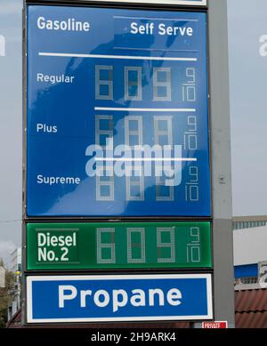 Tankstellenschild mit extrem hohen Gaspreisen Stockfoto