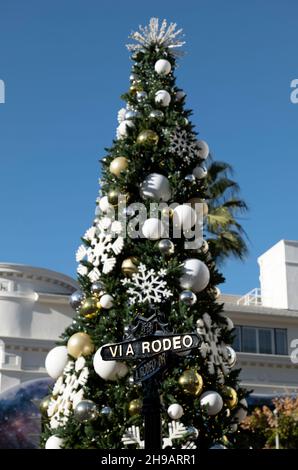 Beverly Hills, CA USA - 25. November 2021: Weihnachtsbaum auf dem Rodeo Drive hinter dem Straßenschild Stockfoto