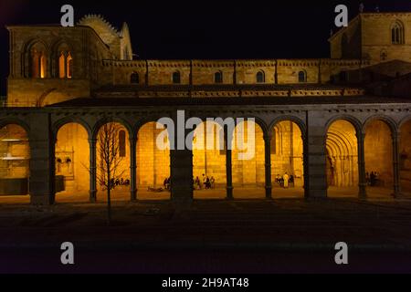 Nachtansicht der Basilika San Vicente, Avila (UNESCO-Weltkulturerbe), Provinz Avila, Kastilien- und Leon-Autonome Gemeinschaft, Spanien Stockfoto