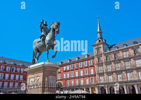 Casa de la Panadería in Plaza Mayor, Statue von Philip III auf einem Pferd im Zentrum, Madrid, Spanien Stockfoto