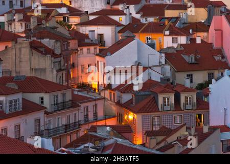 Nachtansicht von alten Häusern mit rotem Dach in Alfama, einem der ältesten Viertel Lissabons, Lissabon, Portugal Stockfoto