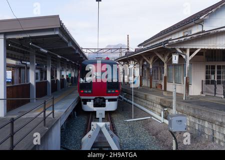 Yudanaka, nagano, japan, 2021-05-12 , der Zug ist gerade am Bahnhof Yudanaka Onsen in der Präfektur Nagano angekommen. Stockfoto