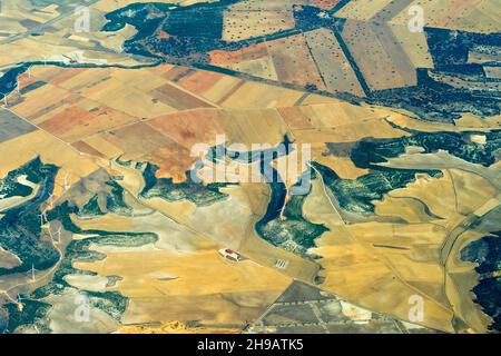 Luftaufnahme von Windkraftanlagen auf Ackerland, Nordspanien Stockfoto