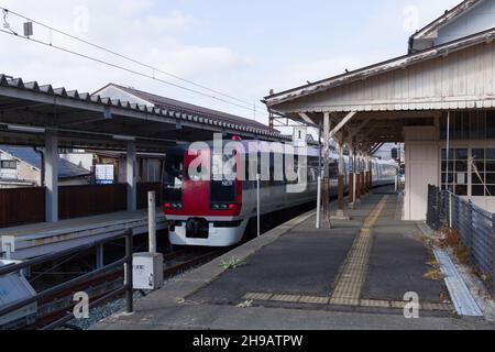 Yudanaka, nagano, japan, 2021-05-12 , der Zug ist gerade am Bahnhof Yudanaka Onsen in der Präfektur Nagano angekommen. Stockfoto