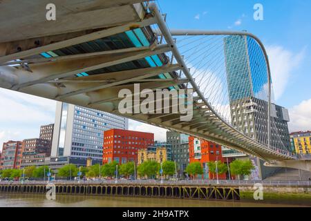 Zubizuri-Brücke (Campo Vlantin-Brücke oder Puente del Campo Vlantin, eine Fußbrücke mit gebundener Bögen über den Fluss Nervion, entworfen vom Architekten Santiago Cala Stockfoto