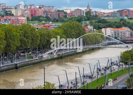 Zubizuri-Brücke (Campo Vlantin-Brücke oder Puente del Campo Vlantin, eine Fußbrücke mit gebundener Bögen über den Fluss Nervion, entworfen vom Architekten Santiago Cala Stockfoto