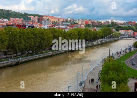 Zubizuri-Brücke (Campo Vlantin-Brücke oder Puente del Campo Vlantin, eine Fußbrücke mit gebundener Bögen über den Fluss Nervion, entworfen vom Architekten Santiago Cala Stockfoto