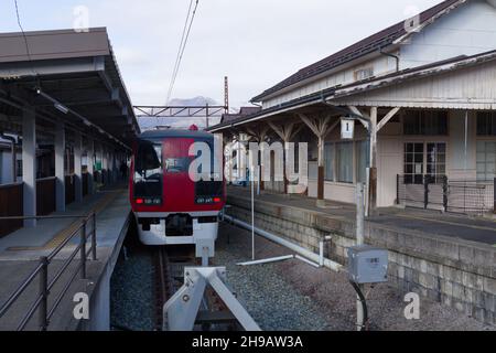 Yudanaka, nagano, japan, 2021-05-12 , der Zug ist gerade am Bahnhof Yudanaka Onsen in der Präfektur Nagano angekommen. Stockfoto