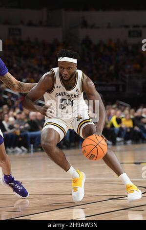 Wichita, Kansas, USA. 05th Dez 2021. Wichita State Shocker Forward Morris Udeze (24) fährt während des NCAA Basketball-Spiels zwischen den Kansas State Wildcats und den Wichita State Shockers in der Intrust Bank Arena in Wichita, Kansas, zum Korb. Kendall Shaw/CSM/Alamy Live News Stockfoto