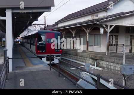 Yudanaka, nagano, japan, 2021-05-12 , der Zug ist gerade am Bahnhof Yudanaka Onsen in der Präfektur Nagano angekommen. Stockfoto