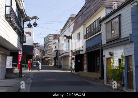 Yudanaka, nagano, japan, 2021-05-12 , Zentralstraße in Yudanaka Onsen in der Präfektur Nagano. Stockfoto