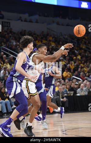 Wichita, Kansas, USA. 05th Dez 2021. Wichita State Shocker-Stürmer Joe Pleasant (32) tritt während des NCAA-Basketballspiels zwischen den Kansas State Wildcats und den Wichita State Shockers in der Intrust Bank Arena in Wichita, Kansas, aus dem Posten aus. Kendall Shaw/CSM/Alamy Live News Stockfoto