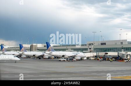 Aurora Colorado USA 10 2021. Juni: An diesem Flughafen werden Flugzeugreihen verspätet, da Stürme einziehen und Flüge gestrichen oder verlangsamt werden Stockfoto