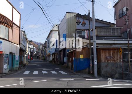 Yudanaka, nagano, japan, 2021-05-12 , Zentralstraße in Yudanaka Onsen in der Präfektur Nagano. Stockfoto