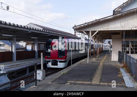 Yudanaka, nagano, japan, 2021-05-12 , der Zug ist gerade am Bahnhof Yudanaka Onsen in der Präfektur Nagano angekommen. Stockfoto