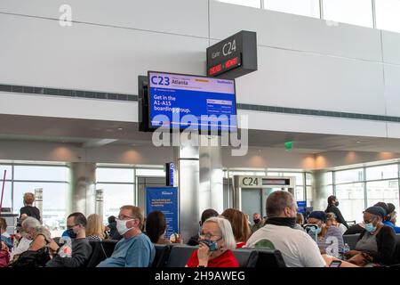 Aurora CO USA 7 2021. Juni; Eine große Gruppe von Menschen mit Masken wartet auf einen verspäteten Flug am Denver International Airport Stockfoto