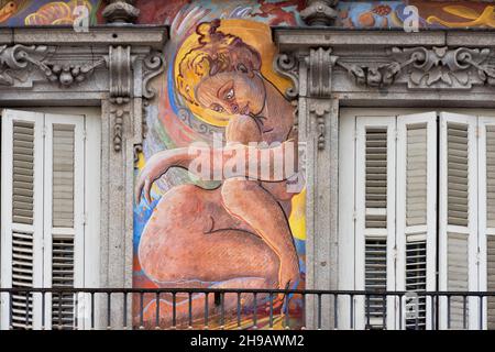 Gebäude mit riesigen Wandgemälden auf der Plaza Mayor, Madrid, Spanien Stockfoto