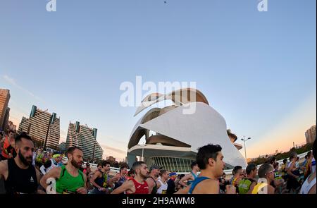 Valencia, Spanien. 5th Dez 2021. Die Teilnehmer nehmen am Valencia Marathon 2021 in Valencia, Spanien, am 5. Dezember 2021 Teil. Quelle: Str/Xinhua/Alamy Live News Stockfoto