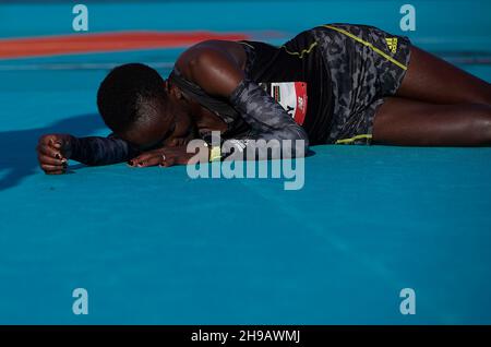 Valencia, Spanien. 5th Dez 2021. Die Kenianerin Lawrence Cherono Nancy Jelagat ruht, nachdem sie am 5. Dezember 2021 beim Valencia-Marathon 2021 in Valencia, Spanien, das Frauenrennen gewonnen hatte. Quelle: Str/Xinhua/Alamy Live News Stockfoto