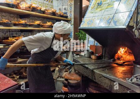 Spanferkel im Casa Botin, gegründet 1725, dem ältesten Restaurant der Welt nach dem Guinness-Buch der Rekorde, Madrid, Spanien Stockfoto