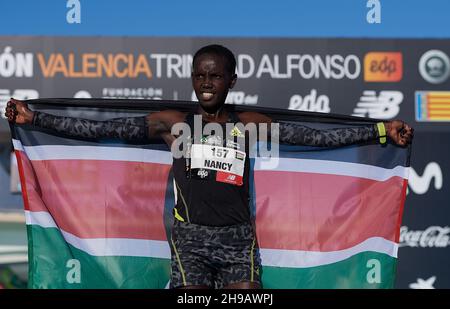 Valencia, Spanien. 5th Dez 2021. Die Kenianerin Lawrence Cherono Nancy Jelagat feiert den Sieg der Frauen beim Valencia Marathon 2021 in Valencia, Spanien, am 5. Dezember 2021. Quelle: Str/Xinhua/Alamy Live News Stockfoto