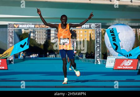 Valencia, Spanien. 5th Dez 2021. Kenias Lawrence Cherono überquert die Ziellinie während des Valencia-Marathons 2021 in Valencia, Spanien, am 5. Dezember 2021. Quelle: Str/Xinhua/Alamy Live News Stockfoto