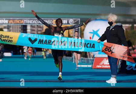 Valencia, Spanien. 5th Dez 2021. Die Kenianerin Lawrence Cherono Nancy Jelagat feiert den Sieg der Frauen beim Valencia Marathon 2021 in Valencia, Spanien, am 5. Dezember 2021. Quelle: Str/Xinhua/Alamy Live News Stockfoto