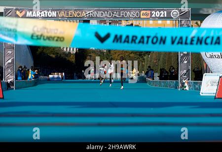 Valencia, Spanien. 5th Dez 2021. Die Teilnehmer nehmen am Valencia Marathon 2021 in Valencia, Spanien, am 5. Dezember 2021 Teil. Quelle: Str/Xinhua/Alamy Live News Stockfoto