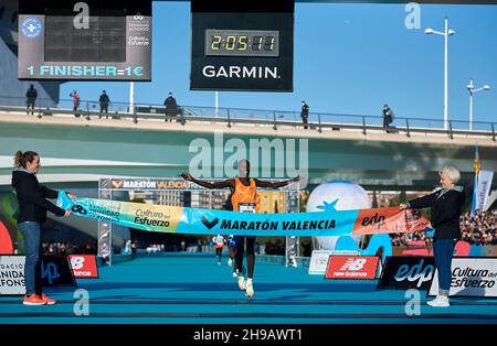 Valencia, Spanien. 5th Dez 2021. Kenias Lawrence Cherono überquert die Ziellinie während des Valencia-Marathons 2021 in Valencia, Spanien, am 5. Dezember 2021. Quelle: Str/Xinhua/Alamy Live News Stockfoto