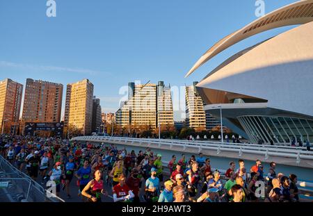 Valencia, Spanien. 5th Dez 2021. Die Teilnehmer nehmen am Valencia Marathon 2021 in Valencia, Spanien, am 5. Dezember 2021 Teil. Quelle: Str/Xinhua/Alamy Live News Stockfoto