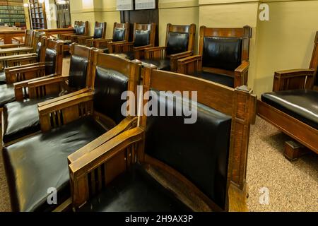 Klassische Leder- und Eichenjurystühle in der Jurybox eines Gerichtssaals des Pacific County Courthouse, South Bend, Washington State, USA Stockfoto
