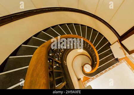 Große Wendeltreppe im Pacific County Courthouse, South Bend, Washington State, USA Stockfoto