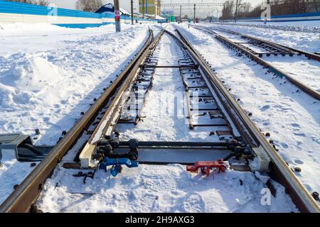 Bahnschalter-Mechanismus vor der Bahnknotenstation, selektiver Fokus Stockfoto