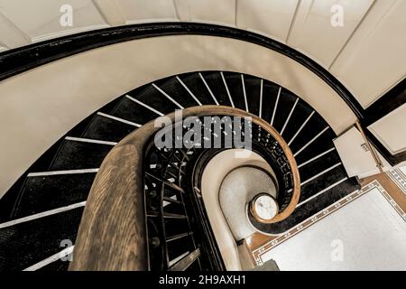 Große Wendeltreppe im Pacific County Courthouse, South Bend, Washington State, USA Stockfoto