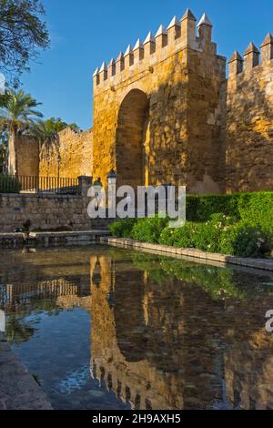 Puerta del Almodovar (Eingang zum jüdischen Viertel) und römische Mauern mit Spiegelung im Wasser, Cordoba, Spanien Stockfoto