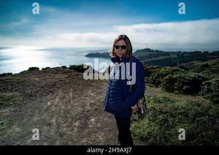 Frau mit Daunenjacke auf der San Francisco Bay Overlook Stockfoto