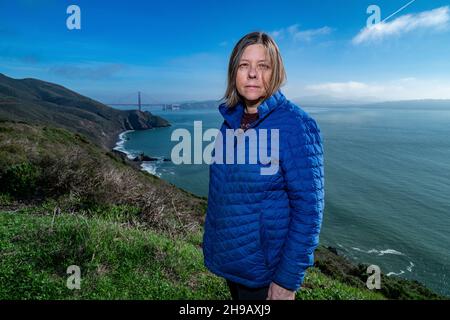 Frau mit Daunenjacke auf der San Francisco Bay Overlook Stockfoto