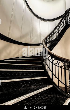 Große Wendeltreppe im Pacific County Courthouse, South Bend, Washington State, USA Stockfoto