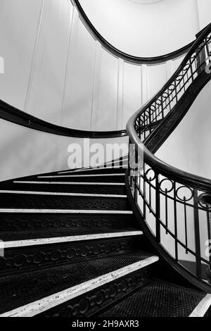 Große Wendeltreppe im Pacific County Courthouse, South Bend, Washington State, USA Stockfoto