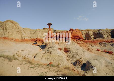 Grand Staircase-Escalante National monumen, Utah. Toadstools, eine erstaunlich ausgewogene Felsformation, die wie Pilze aussehen. Wandern in der Wüste, verzaubern Stockfoto