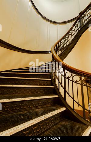 Große Wendeltreppe im Pacific County Courthouse, South Bend, Washington State, USA Stockfoto